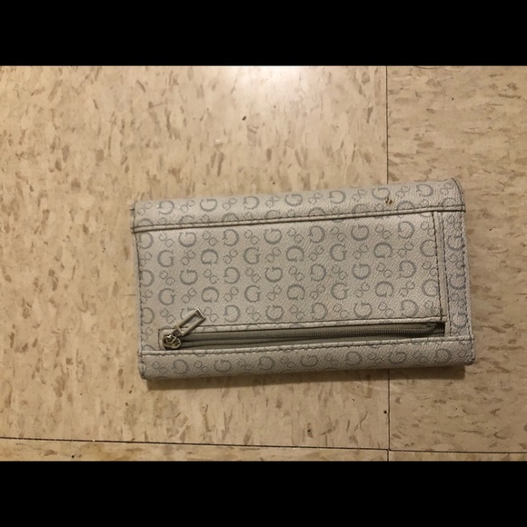 Guess Wallet - Picture 3 of 3
